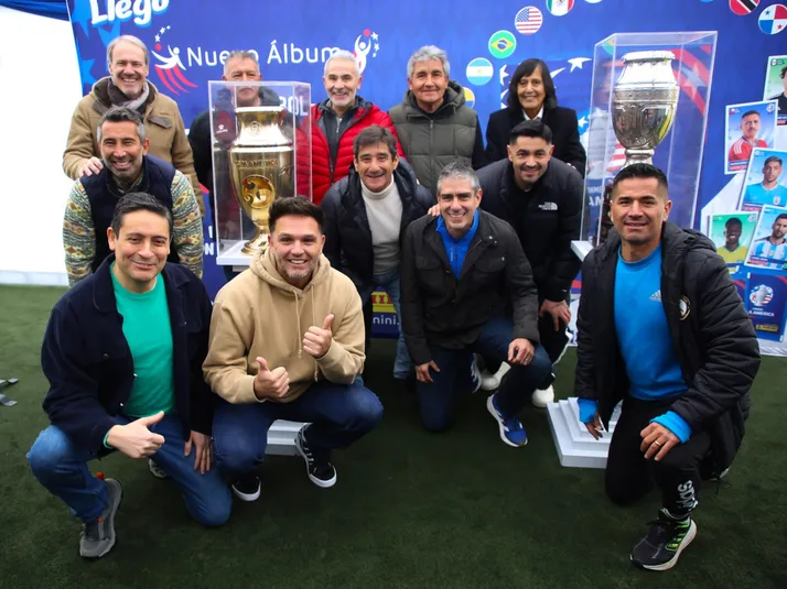 Gran cambiatón de láminas del álbum de la Copa América con figuras del fútbol chileno