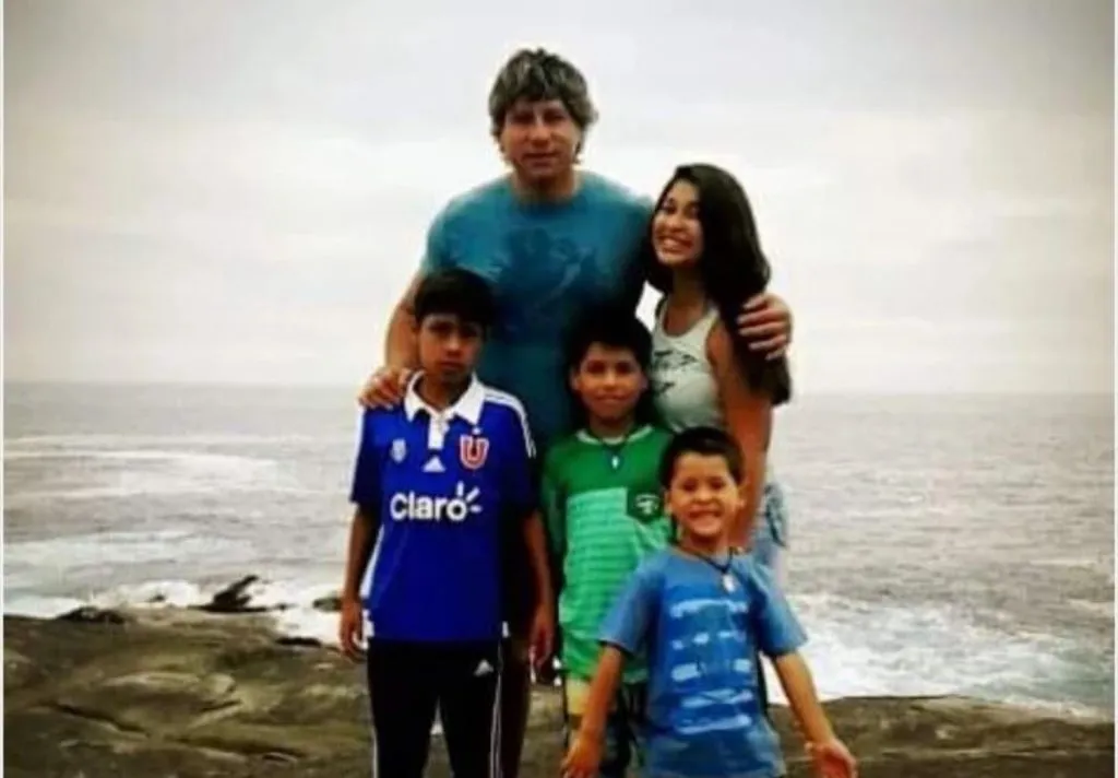 Héctor con sus 4 hijos (redes sociales)