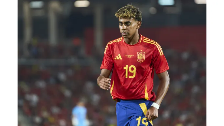 Lamine Yamal reacciona a la llegada de Alexis Sánchez a Sevilla.