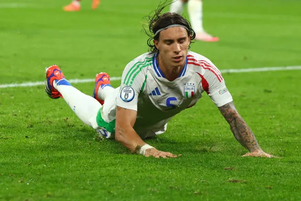 El lamento de Calafiori tras anotar el autogol (Getty Images)