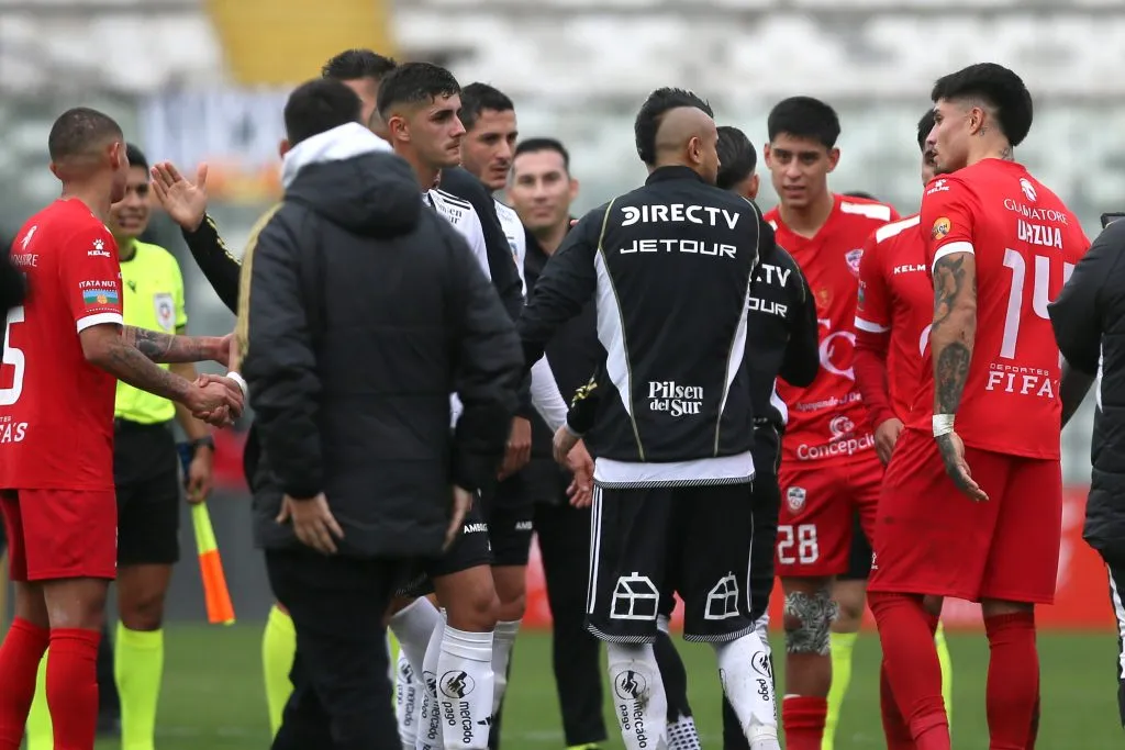 Julio Urzúa pidiéndole la camiseta a Arturo Vidal. (Foto: Photosport)