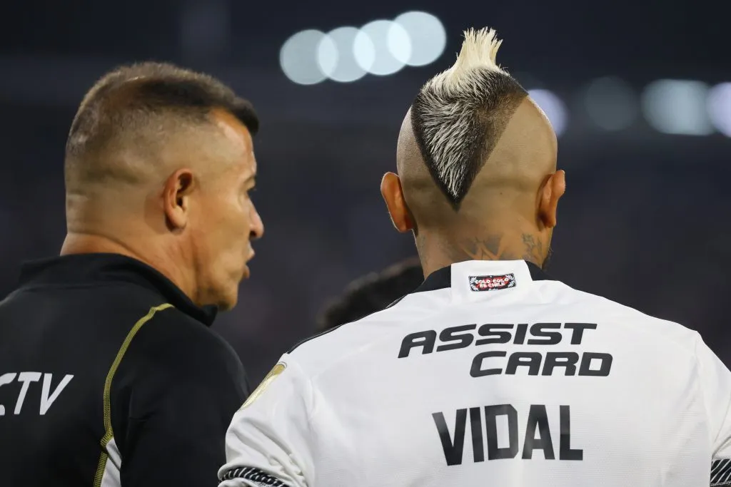 Jorge Almirón piensa que Arturo Vidal debe seguir teniendo buenos partidos en Colo Colo. (Foto: Photosport)
