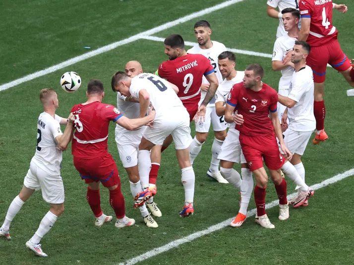 Serbia iguala en la agonía ante Eslovenia y sigue con vida en la Euro 2024