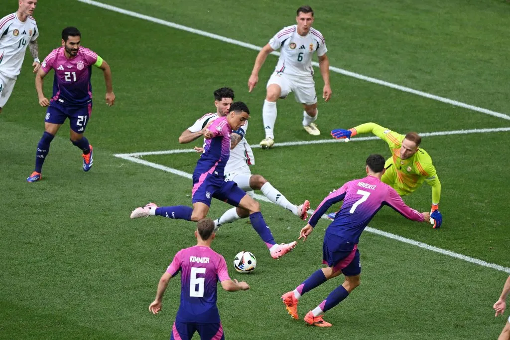 Jamal Musiala abrió el marcador para Alemania y anotó su segundo gol en esta Eurocopa 2024. (Photo by Clive Mason/Getty Images)