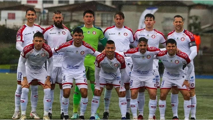 Hinchas de La Calera encaran a jugadores tras eliminación de Copa Chile.
