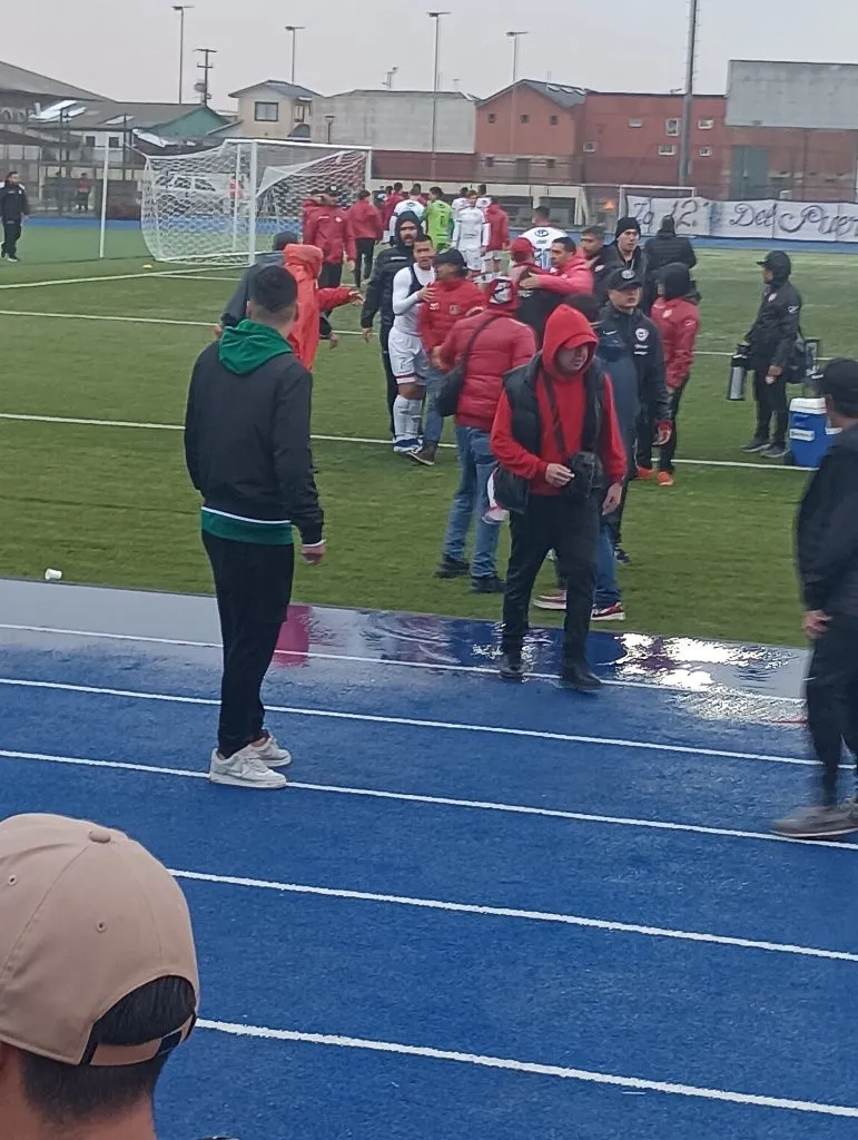 Los hinchas de Unión La Calera presionando a los jugadores. (Foto: @clamor04)