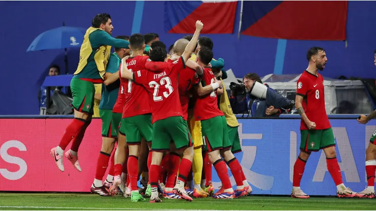 Portugal rema de atrás y le da vuelta el triunfo a República Checa.