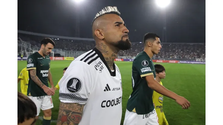 Futbol, Colo Colo vs Alianza Lima. Fase de grupos, Copa Libertadores 2024. El jugador de Colo Colo Arturo Vidal es fotografiado contra Alianza Lima durante el partido de copa libertadores por el grupo A disputado en el estadio Monumental en Santiago, Chile. 23/04/2024 Dragomir Yankovic/Photosport Football, Colo Colo vs Alianza Lima. Group stage, Copa Libertadores 2024. Colo Colo's player Arturo Vidal is pictured against Alianza Lima during the copa libertadores match for group A at the Monumental stadium in Santiago, Chile. 23/04/2024 Dragomir Yankovic/Photosport