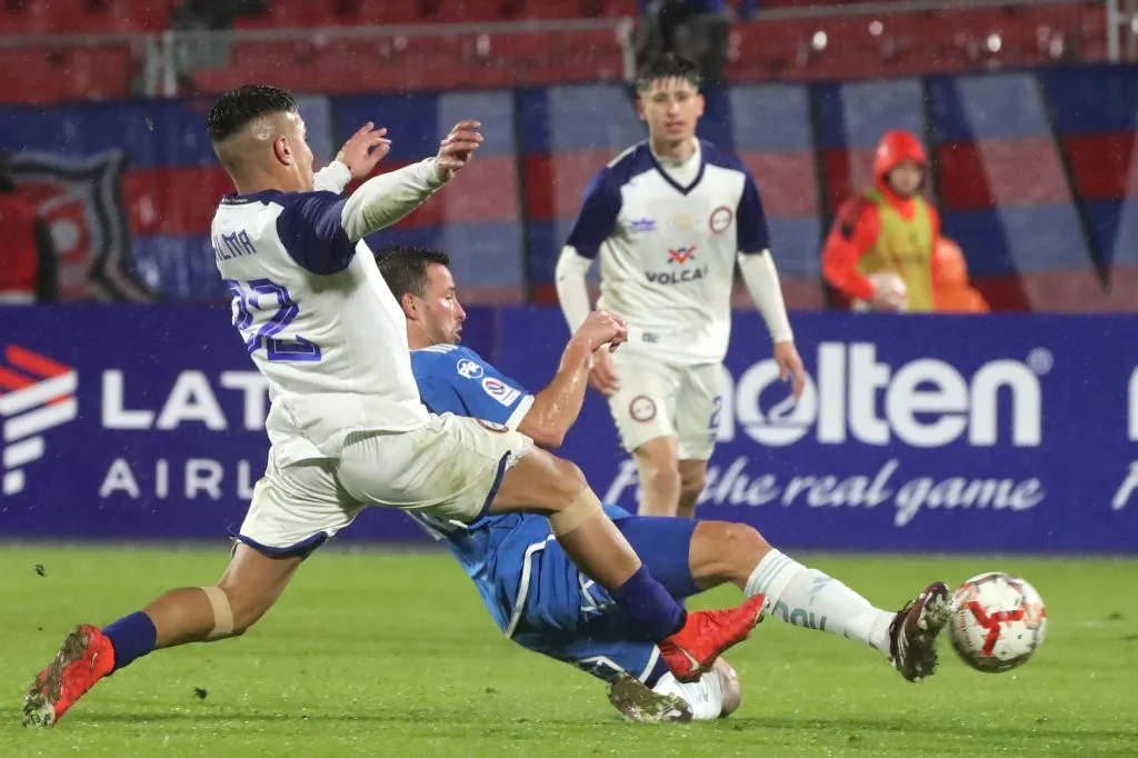 Luciano Pons fue uno de los jugadores más criticados por la parcialidad azul | FOTO: Jonnathan Oyarzun/Photosport