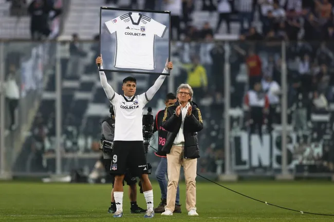 Pizarro recibiendo un camiseta de Colo Colo en su despedida | FOTO: Felipe Zanca /Photosport