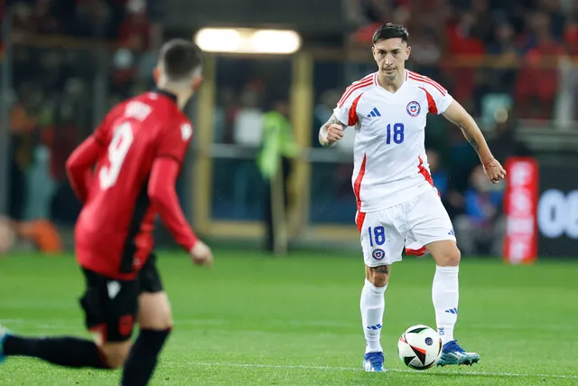 Echeverría es opción para el mediocampo de La Roja | Foto: Photosport