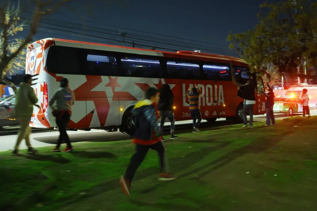 Cerca de las 18:30 la Selección Chilena dejó Juan Pinto Durán para trasladarse al aeropuerto y luego emprender vuelo a Estados Unidos. (Foto: Photosport)