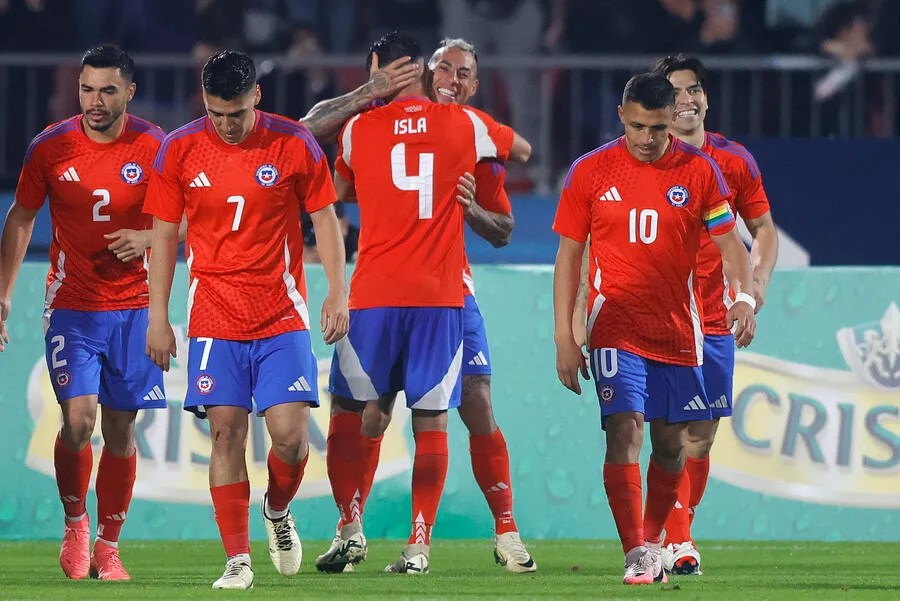 La Roja quiere repetir abrazos ante Perú.  | Foto: Photosport