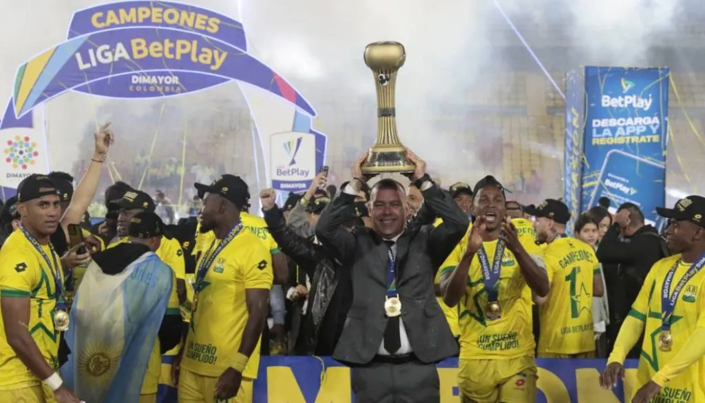 Dudamel levantando su primer título con el Atlético Bucaramanga | FOTO: EFE