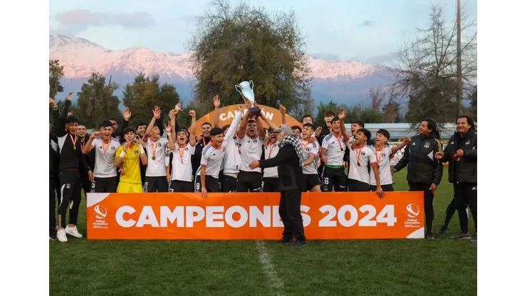 Colo Colo Sub 16 de coronó campeón ante Universidad de Chile. (Foto: @colocolofutboljoven)