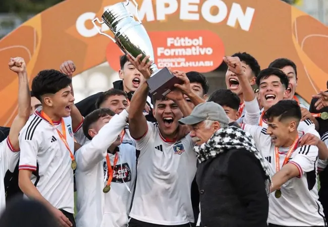 Carlos Caszely le entregó la copa a la Sub 16 de Colo Colo. (Foto: @colocolofutboljoven)