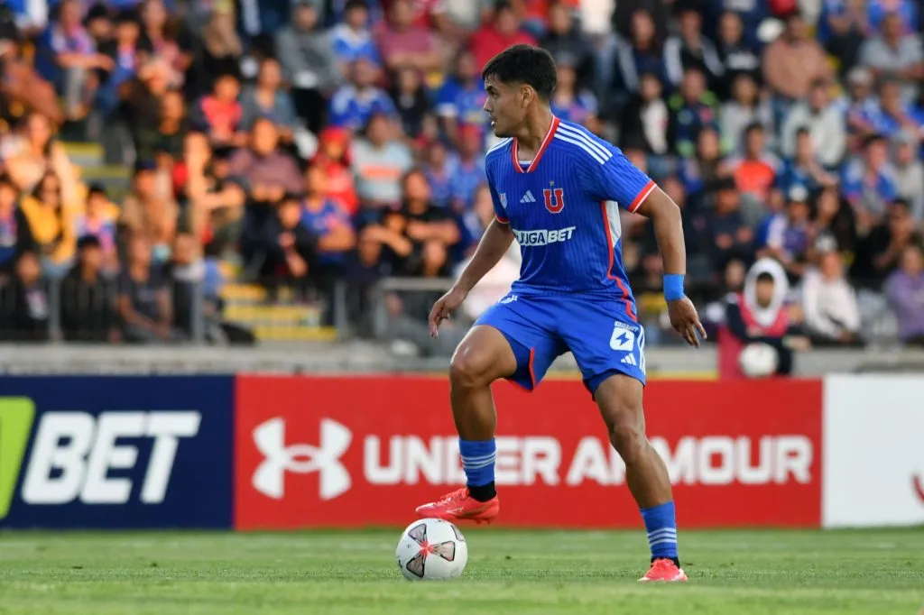 Enzo Fernández sigue perteneciendo a Universidad de Chile. Está en Deportes Santa Cruz.