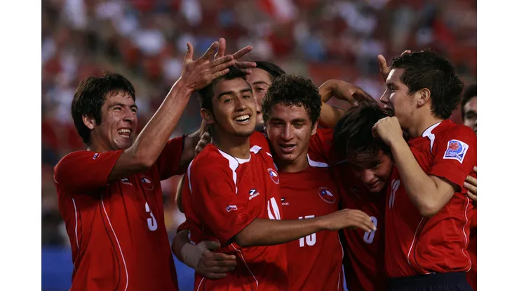Jugó con Arturo Vidal y compañía en La Roja, pero tuvo que vender completos por crisis.