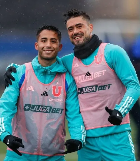 EL DT y los jugadores entrenando bajo la lluvia (Prensa UCH)