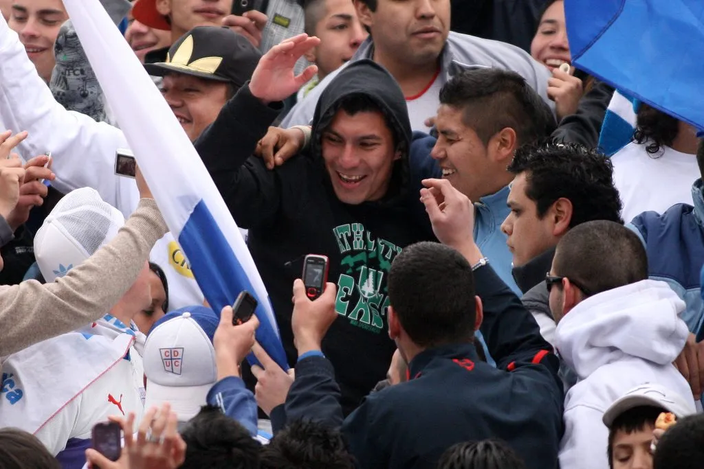 Medel junto a la barra de los Cruzados en pleno partido de la UC | FOTO: ÓSCAR TORRES / PHOTOSPORT