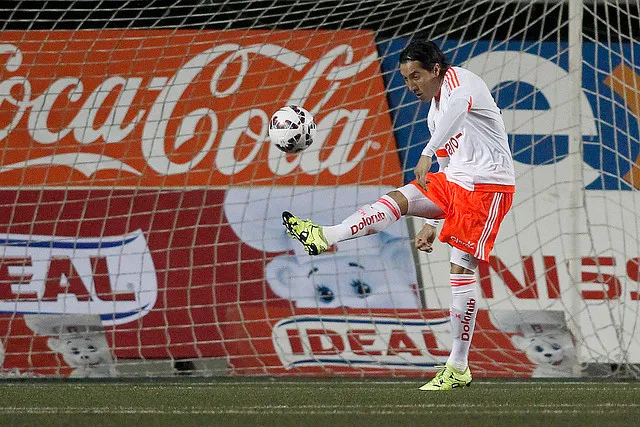 Suárez defendiendo la camiseta de la U | Foto: Photosport