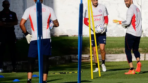 Claudio Borghi molesto con arquero de la Selección Chilena (Foto: Javier Salvo/Photosport)