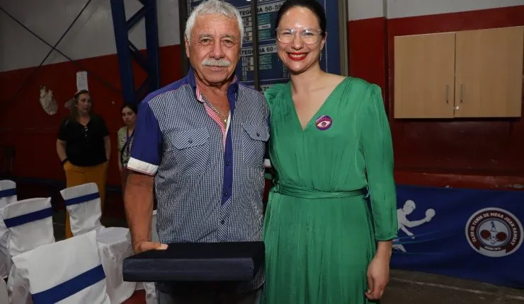 Carlos Caszely junto a la alcaldesa de Santiago, Irací Hassler