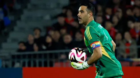 Claudio Bravo salió con molestias en el encuentro de La Roja ante Paraguay