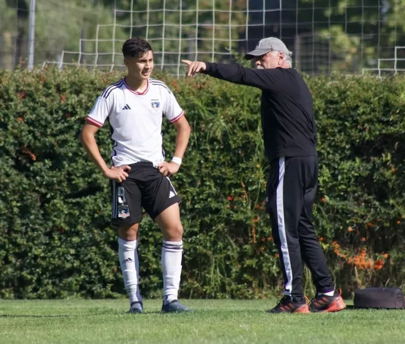 Carlos Caszely aconseja a su nieto durante partido de Colo Colo