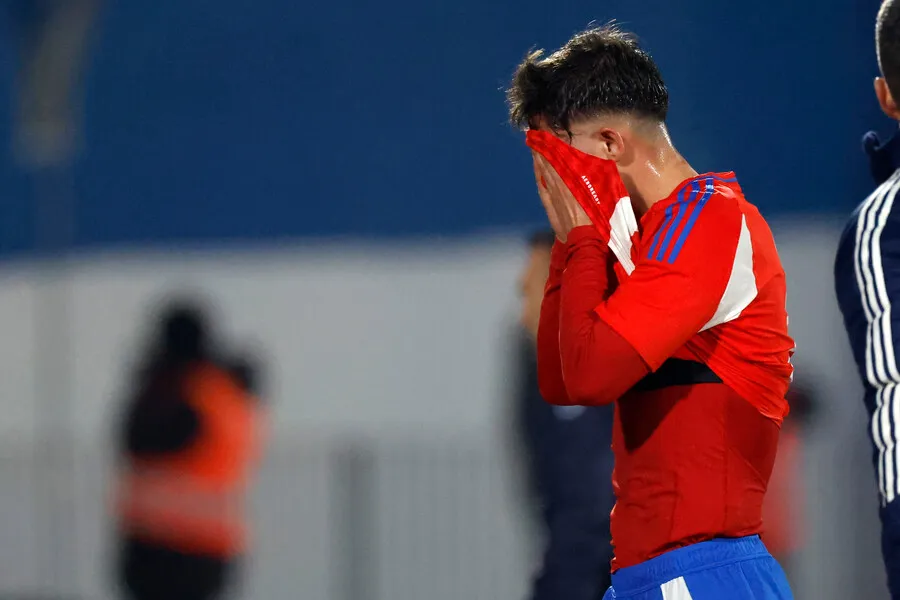 Loyola al salir de la cancha ante Paraguay. El jugador se queda fuera de Copa América (Photosport)