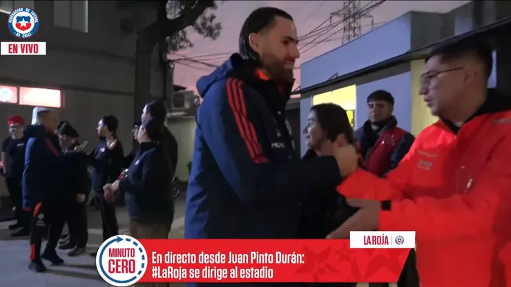 Ben Brereton se despide de los trabajadores de Juan Pinto Durán. (Foto: La Roja)
