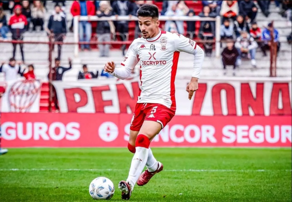 Williams Alarcón se llevó flor de burla en Argentina. El jugador de La Roja fue humillado por Joaquín García.