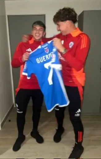 El momento de la entrega del regalo (Instagram)