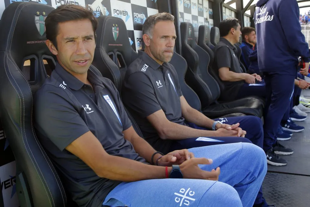Nilo Carretero (a la izquierda de Nicolás Núñez) es el nuevo ayudante técnico de Universidad de Chile.