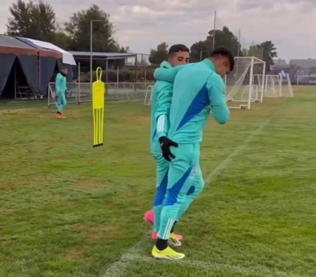 El gesto de Assadi con Hormazábal (Video y foto gentileza Universidad de Chile)