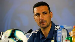 Lionel Scaloni llena de flores a Vidal