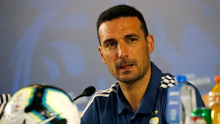 Lionel Scaloni llena de flores a Vidal