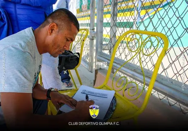 William Chiroque firma en el Olimpia de Piura