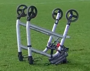 Así quedó el carrito en la cancha del Santa Laura (Captura)