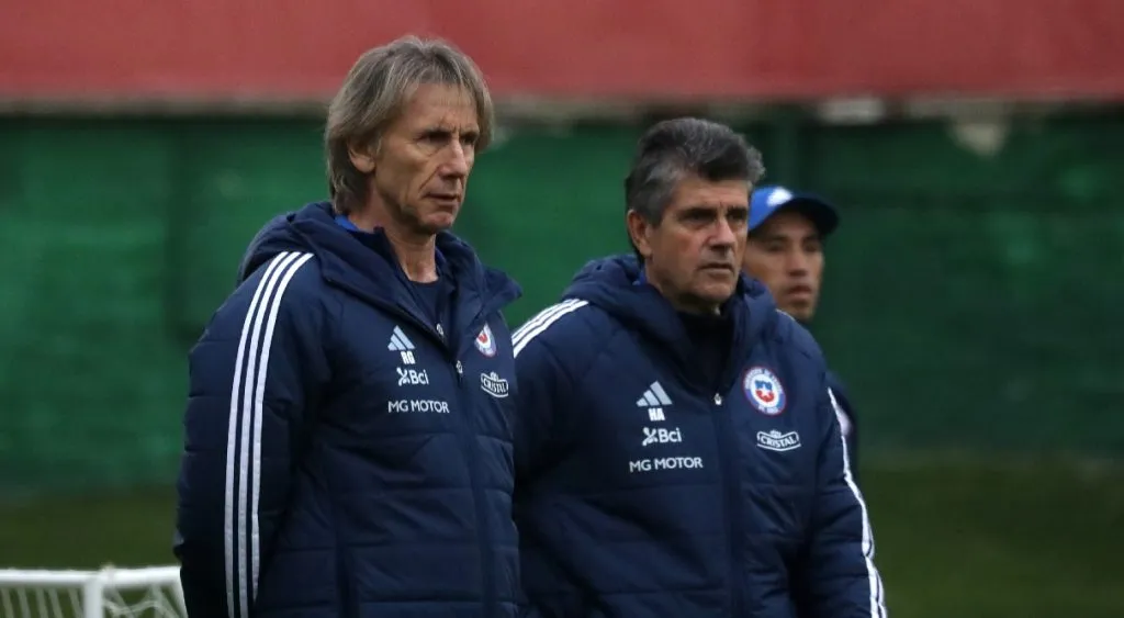 El numeroso staff técnico de Gareca sería la piedra de tope en La Roja (Photosport)
