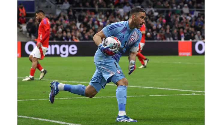 Claudio Bravo bromea sobre su futuro en el fútbol.