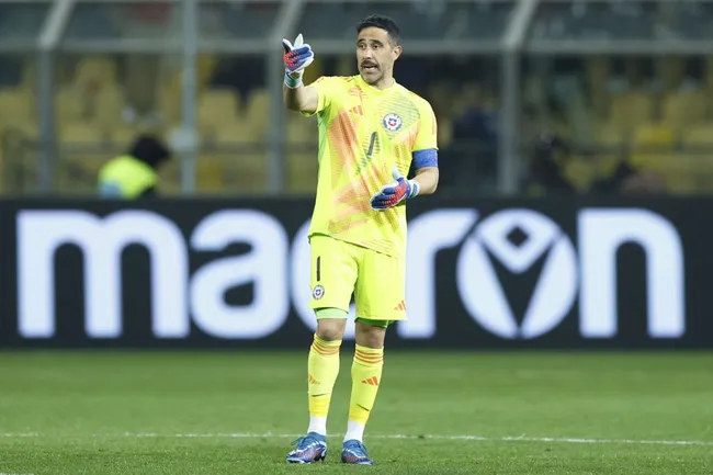 Claudio Bravo deja en incógnita su futuro en la actividad.