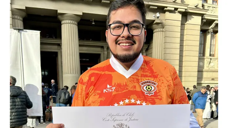 Hincha de Cobreloa viste la camiseta naranja en importante día. (Foto: nacholopezled, X)