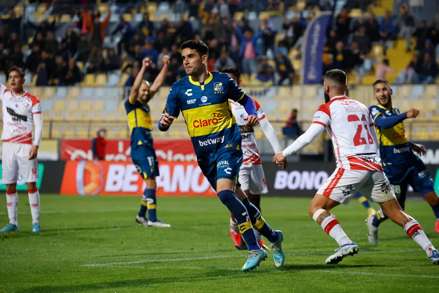 Pastrán en sus días defendiendo la camiseta de Everton (Photosport)
