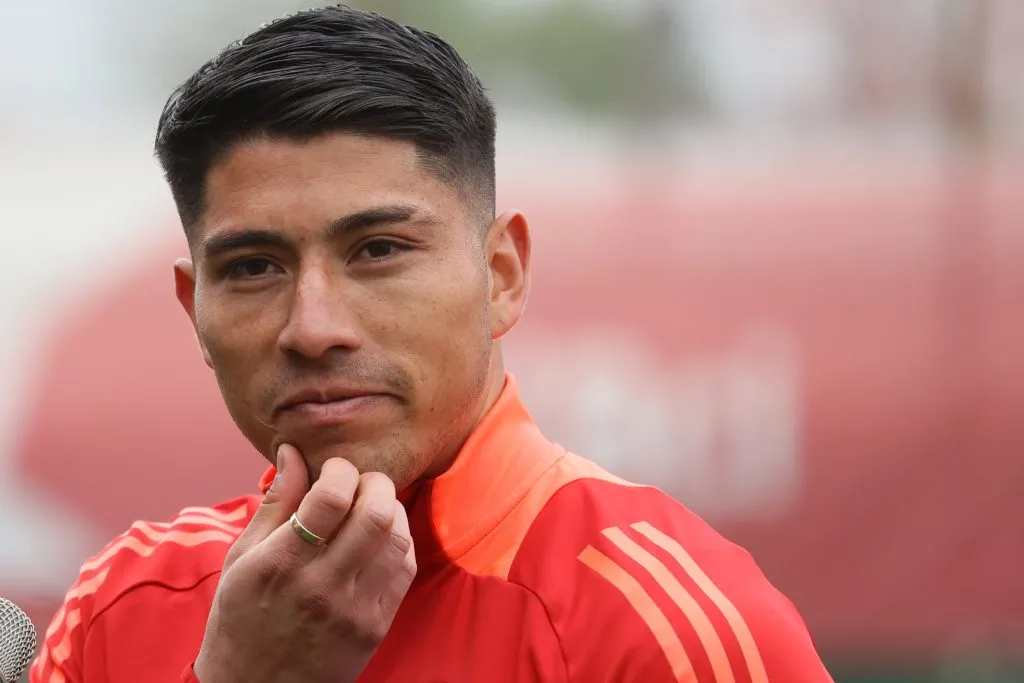 Brayan Cortés está por sobre Arias para “Coke” Hevia (Foto: Karin Pozo/Photosport)