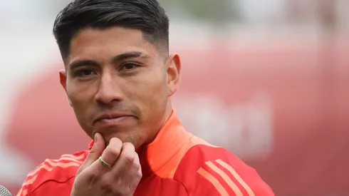 Brayan Cortés está por sobre Arias para "Coke" Hevia (Foto: Karin Pozo/Photosport)