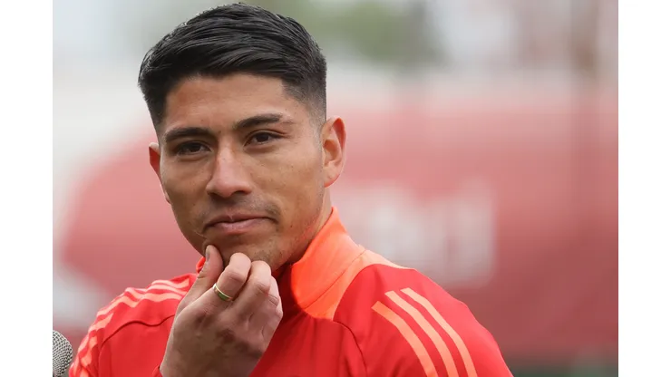 Brayan Cortés está por sobre Arias para "Coke" Hevia (Foto: Karin Pozo/Photosport)