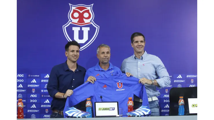 Manuel Mayo estaría en Argentina buscando refuerzos para Universidad de Chile.
