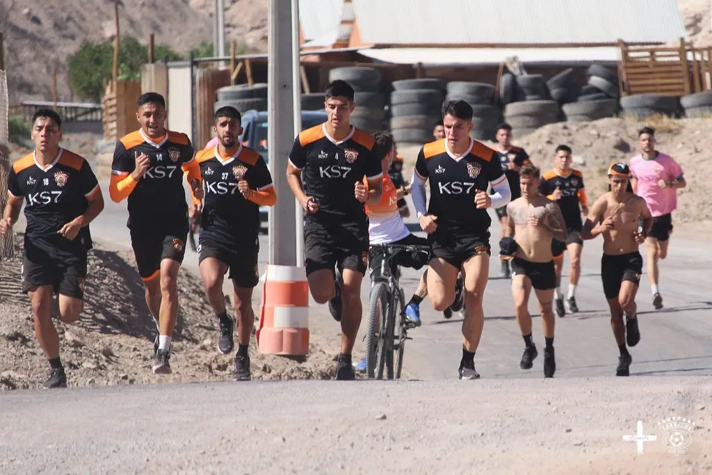 Cobreloa comenzó los trabajos corriendo por las calles de Calama
