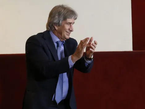 FOTO: Manuel Pellegrini se luce con nueva camiseta del fútbol chileno
